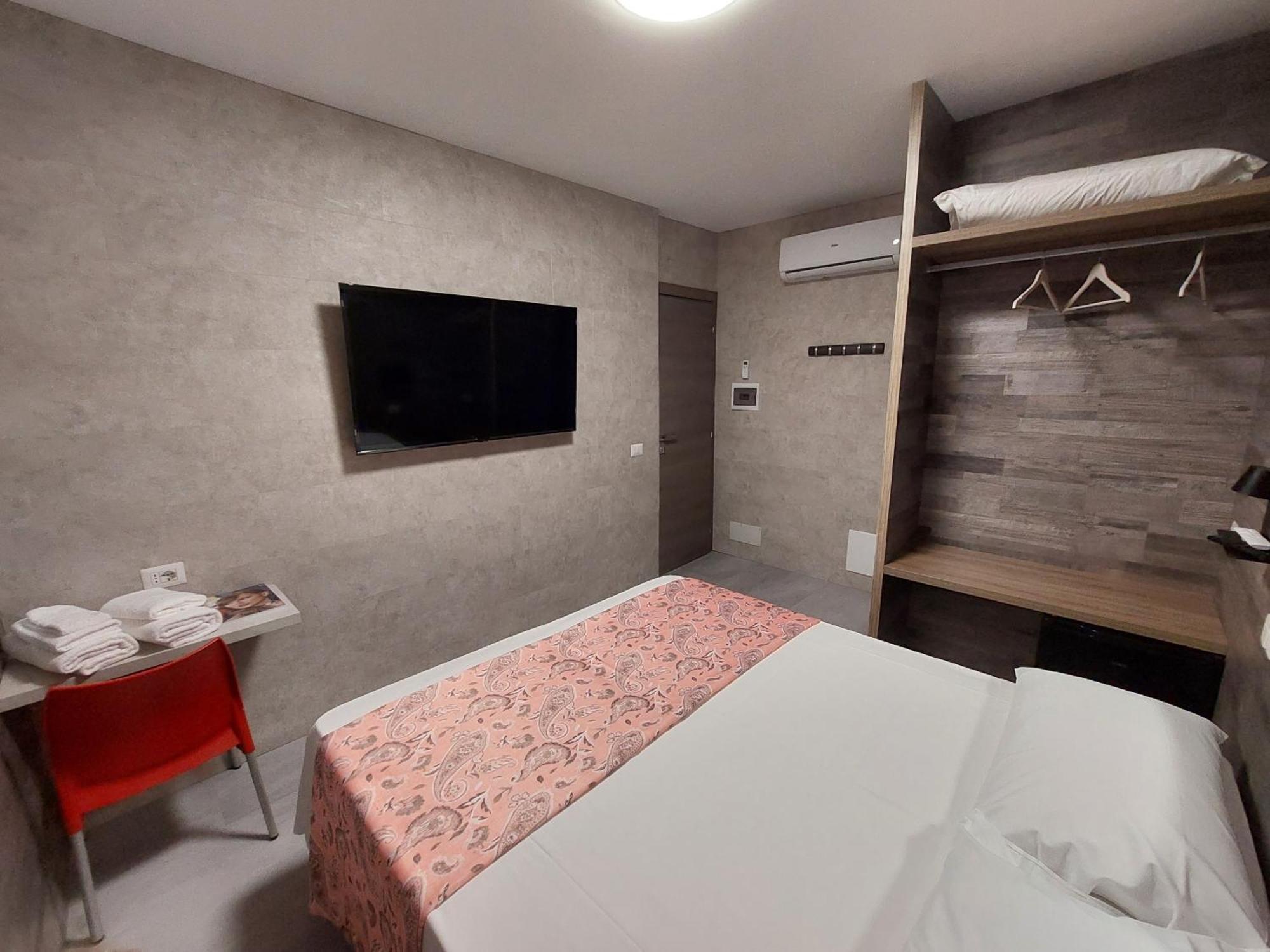 Hotel Pontenuovo Merone Buitenkant foto